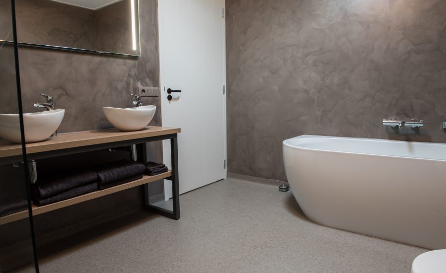 Luxury,Bathroom,With,Polished,Concrete,On,The,Walls,And,Pvc